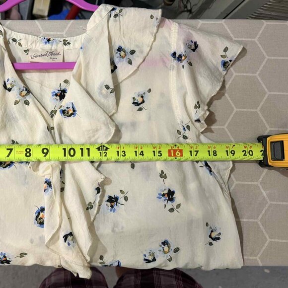 NWOT Universal Thread Cream Floral Print Cap Sleeve Blouse, Ruffles, MEDIUM - Picture 10 of 12